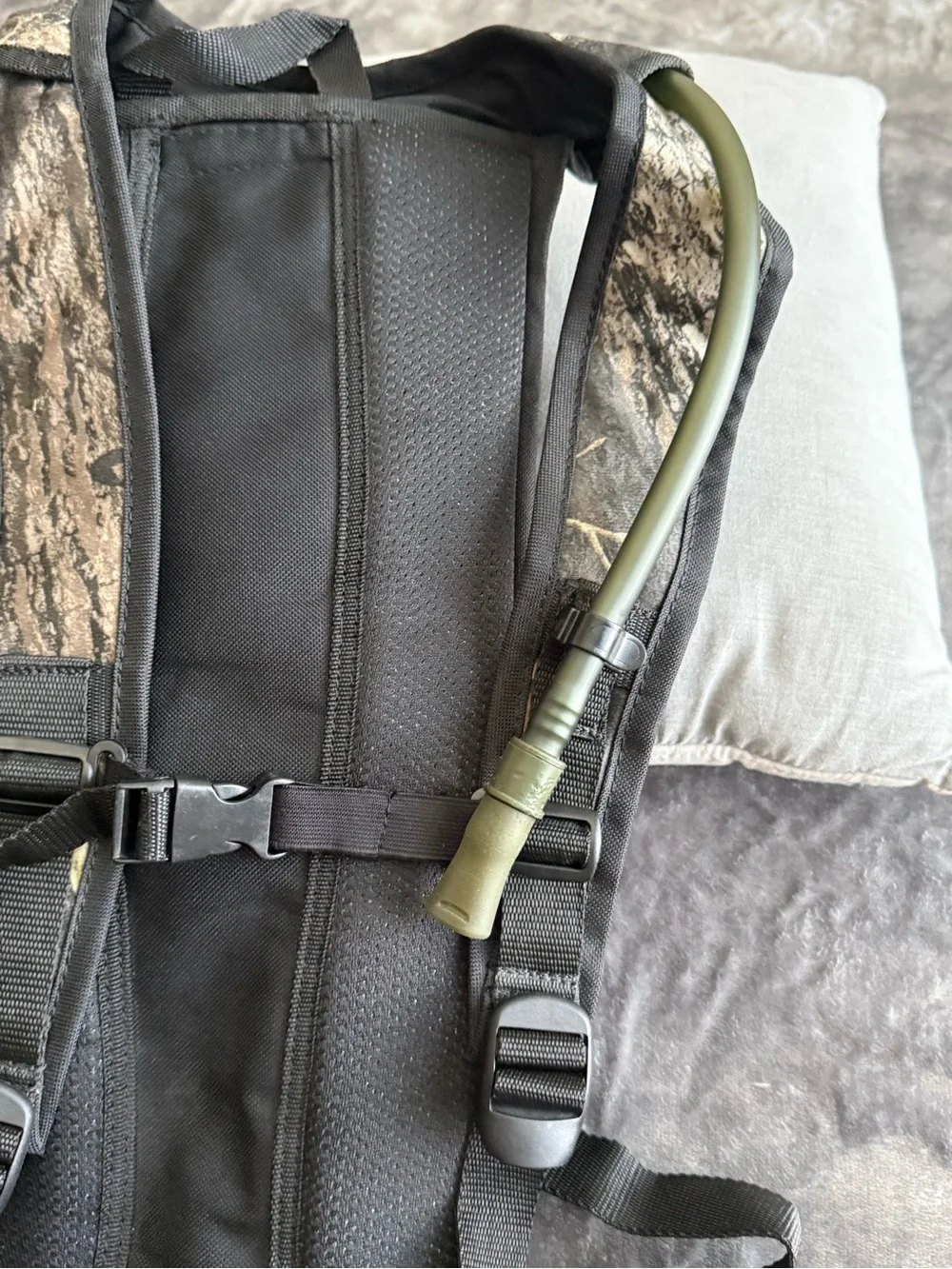 Game Winner Hunting Camo Hydration Bagpack Include Water Bag Hiking RN 98223